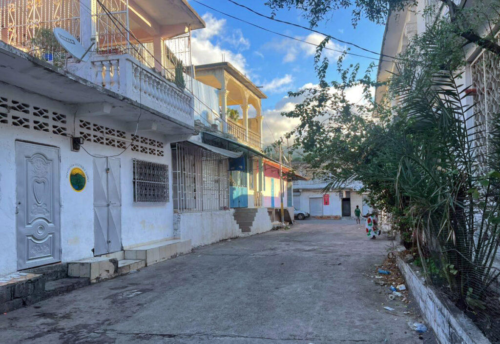 Une rue paisible de Mutsamudu, capitale d’Anjouan, avec son architecture mêlant influences comoriennes, swahilies et arabes