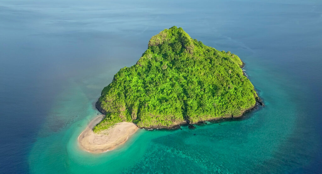 Vue aérienne de l’îlot Méa dans le Parc Marin de Mohéli aux Comores