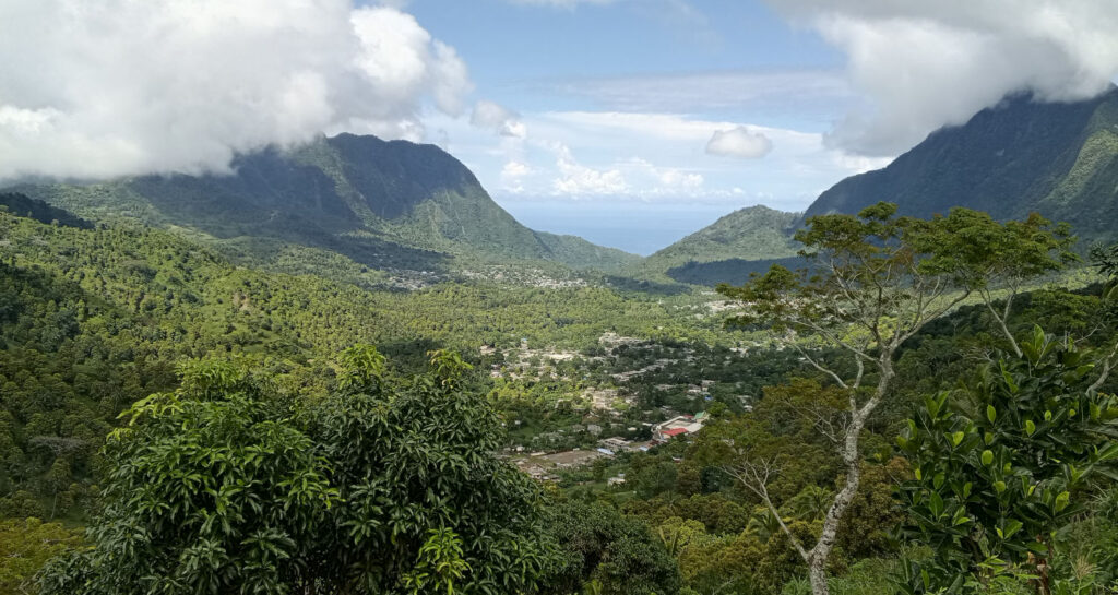 Vue panoramique sur les villages de Dindri, Tsembéhou et Chandra entourés de forêts de girofliers dans les montagnes d’Anjouan