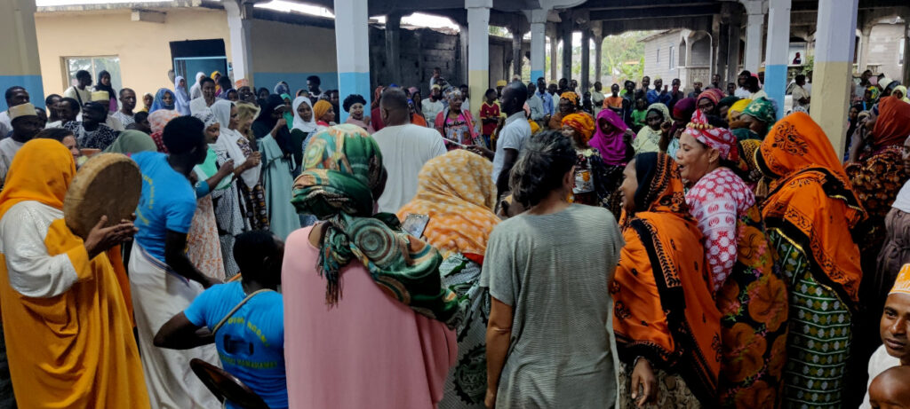 Danse et célébration traditionnelle lors d'un rassemblement festif aux Comores