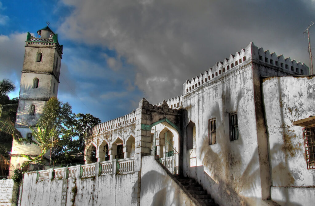 Mosquée historique de Moroni avec son minaret dominant la médina de Grande Comore