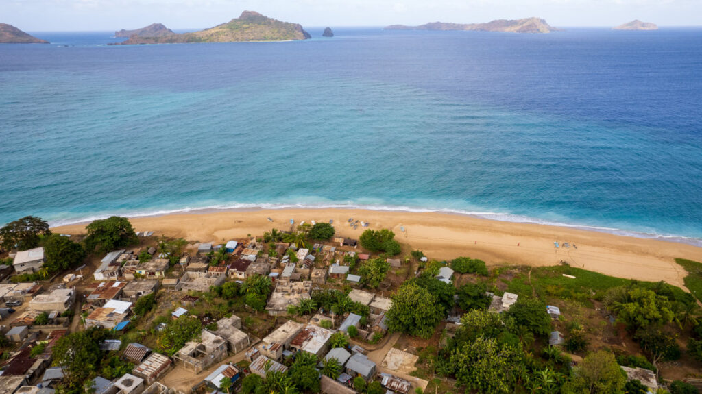 Plage de Nioumachoua à Mohéli avec vue sur les îlots de Sanzi, Ounéfou, Kanzoni et Magnougni