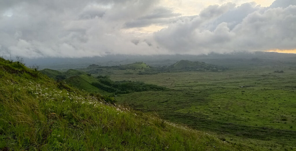 Vue depuis un cratère du plateau de Diboini sur les paysages volcaniques de Grande Comore