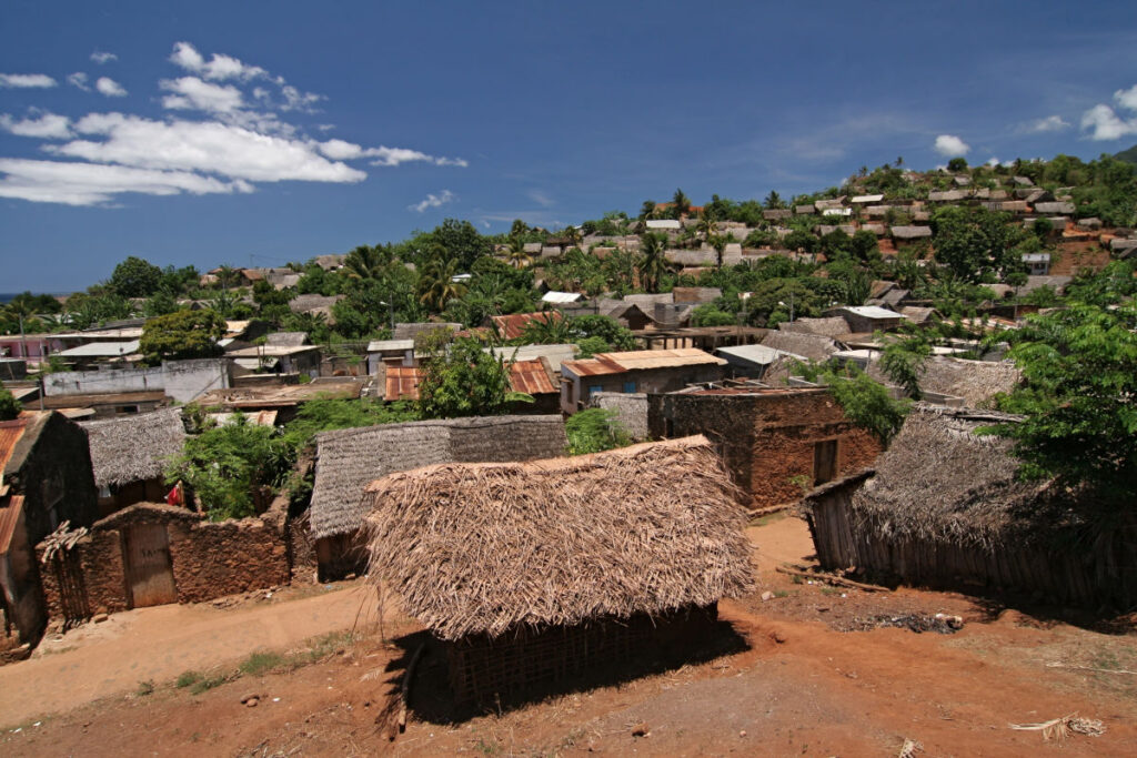 Village de Nioumachoua à Mohéli avec ses maisons traditionnelles aux toits en feuilles de cocotier